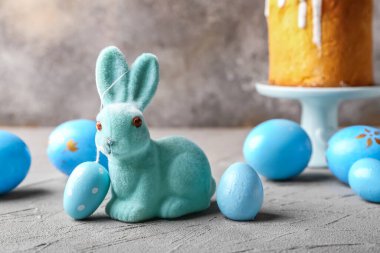 Tatlı Paskalya tavşanı pasta ve renkli yumurta.