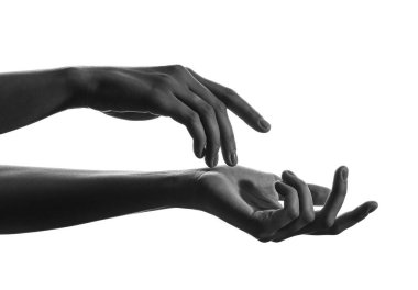 Kadın silueti beyaz arka plan üzerinde eller