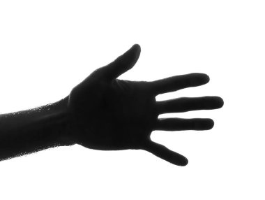 Kadın elinin silueti beyaz zemin üzerinde su damlalarıyla camdan görülebilir.