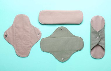 Mavi arkaplanda yeniden kullanılabilir adet pedleri