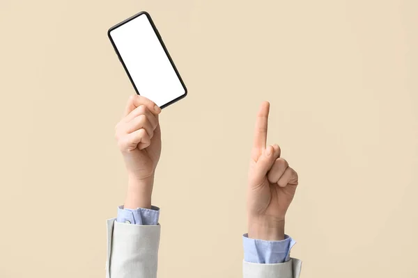 Mujer Negocios Con Teléfono Móvil Apuntando Algo Fondo Beige —  Fotos de Stock