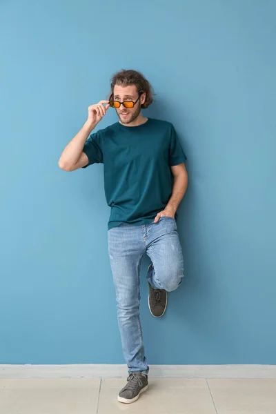 Beau Jeune Homme Shirt Élégant Sur Fond Bleu — Photo