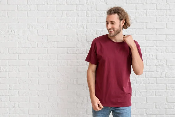 Hombre Joven Guapo Camiseta Sobre Fondo Ladrillo Blanco — Foto de Stock