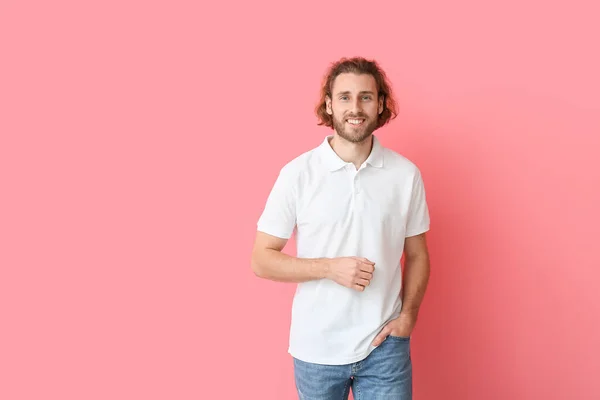 Schöner Junger Mann Stylischem Poloshirt Auf Rosa Hintergrund — Stockfoto