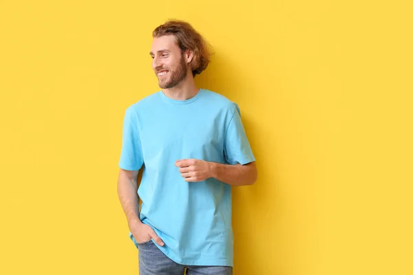 Hombre Joven Guapo Elegante Camiseta Sobre Fondo Amarillo — Foto de Stock