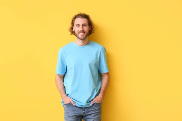 Schöner Junger Mann Stylischem Shirt Auf Gelbem Hintergrund — Stockfoto