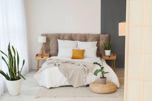 Interieur Eines Modernen Schlafzimmers Mit Stilvollem Klappschirm Nachttischen Und Zimmerpflanzen — Stockfoto