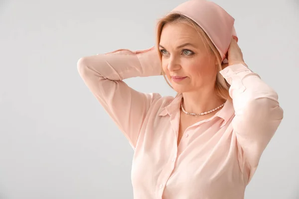 Mujer Con Pañuelo Rosa Sobre Fondo Claro Concepto Conciencia Sobre — Foto de Stock