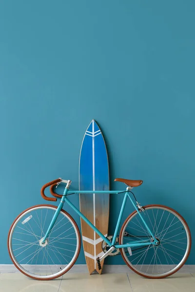 Велосипед Доска Серфинга Рядом Цветной Стеной Номере — стоковое фото