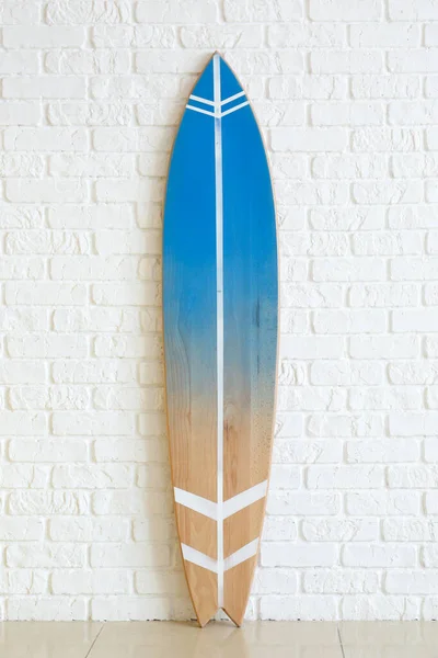 Planche Surf Moderne Près Mur Briques Blanches Dans Chambre — Photo