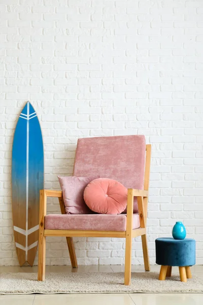 Comfortable Chair Pouf Surfboard White Brick Wall Room Interior — Stock Photo, Image