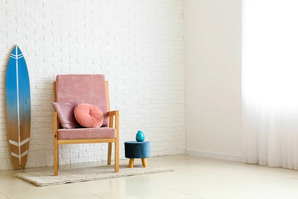 Comfortable Chair Pouf Surfboard White Brick Wall Room Interior — Stock Photo, Image