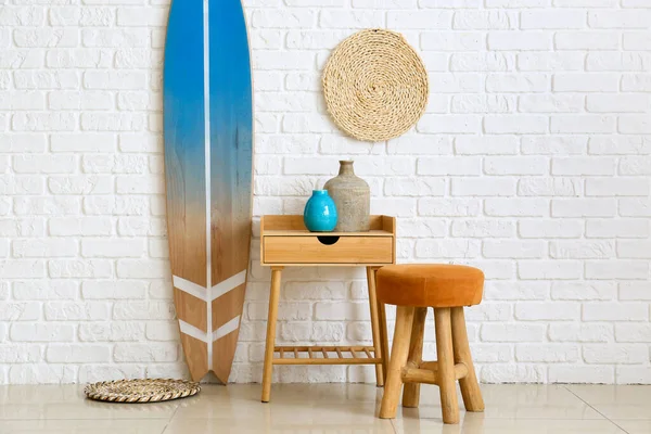 Table Vases Pouf Surfboard White Brick Wall Room Interior — Stock Photo, Image