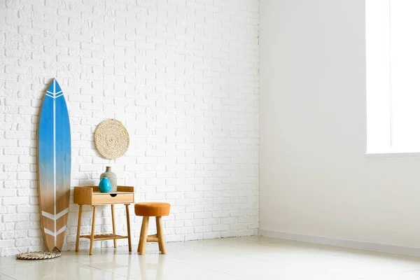 Table Vases Pouf Surfboard White Brick Wall Room Interior — Stock Photo, Image