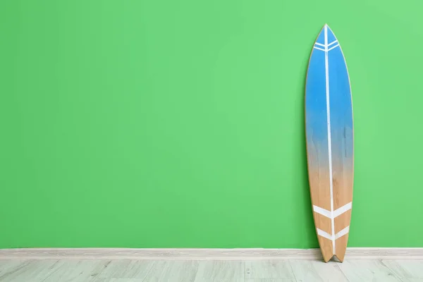 Tábua Surf Moderna Perto Parede Verde Quarto — Fotografia de Stock