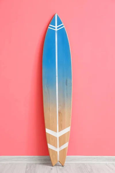 ピンクの壁の近くに木製のサーフボード — ストック写真