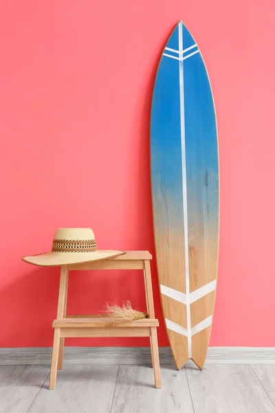 Planche Surf Bois Table Avec Chapeau Près Mur Rose — Photo