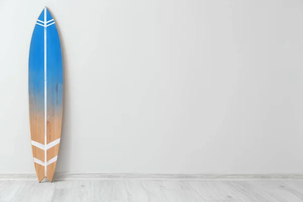 Işık Duvarının Yanında Tahta Sörf Tahtası — Stok fotoğraf