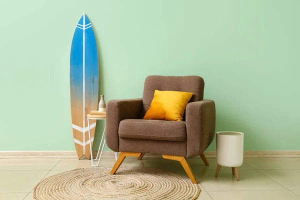 Surfboard Table Armchair Green Wall — Stock Photo, Image