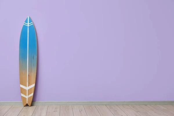 Tabla Surf Azul Cerca Pared Lila — Foto de Stock