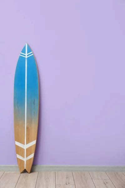 Planche Surf Bleue Près Mur Lilas — Photo