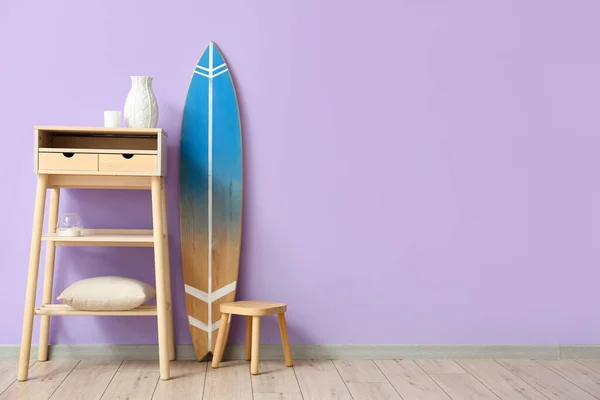 彩墙附近的冲浪板 桌子和凳子 — 图库照片