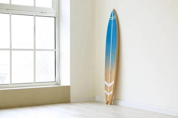 Surfboard Άδειο Δωμάτιο Κοντά Στο Παράθυρο — Φωτογραφία Αρχείου