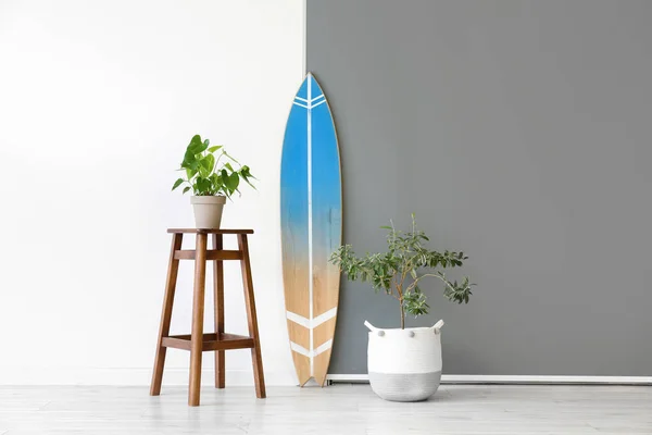 Intérieur Chambre Avec Planche Surf Table Plantes Intérieur Près Mur — Photo