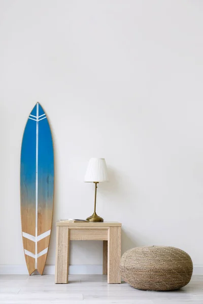 Surfboard Table Pouf Light Wall — Stock Photo, Image