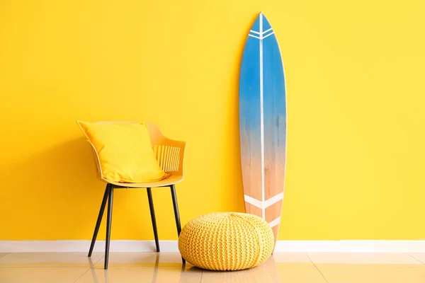 Surfboard Armchair Pouf Yellow Wall — Stock Photo, Image
