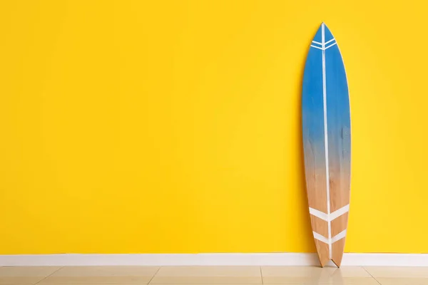 Prancha Surf Azul Perto Parede Amarela — Fotografia de Stock