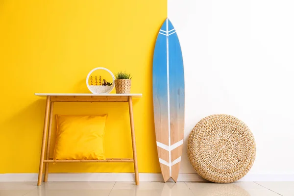 Surfboard Table Wicker Decor Color Wall — Stock Photo, Image