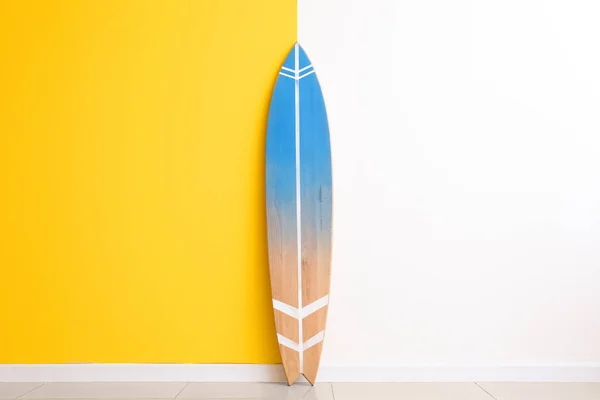 Tabla Surf Azul Cerca Pared Habitación — Foto de Stock