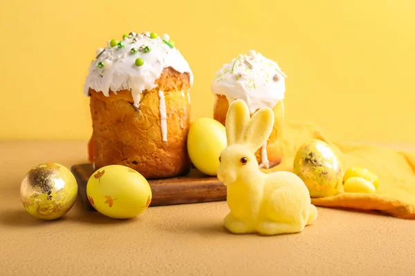 Милый Пасхальный Кролик Тортами Покрашенными Яйцами Цветном Фоне — стоковое фото