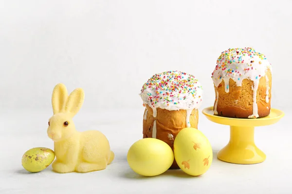 Lindo Conejito Pascua Con Pasteles Huevos Pintados Sobre Fondo Claro — Foto de Stock