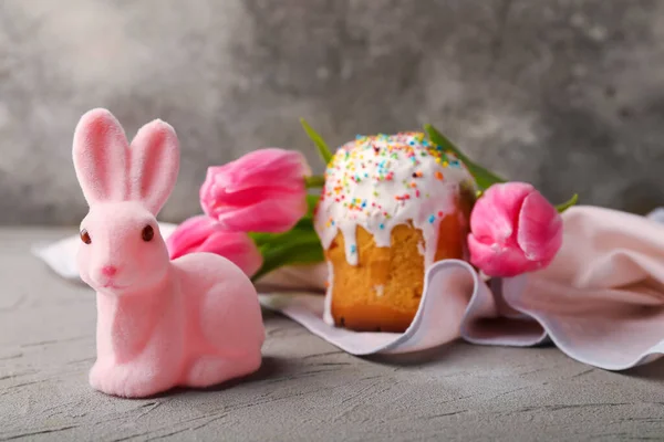 Aranyos Húsvéti Nyuszi Tortával Virágokkal Grunge Háttér — Stock Fotó