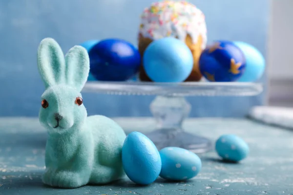 Roztomilý Velikonoční Zajíček Stojí Malovanými Vajíčky Barevném Pozadí — Stock fotografie