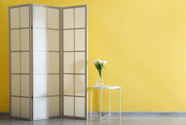 Renkli Duvarın Yanındaki Masada Çiçekli Vazo Ekran Katlama Stili — Stok fotoğraf