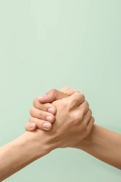 Mujeres Cogidas Mano Sobre Fondo Color —  Fotos de Stock