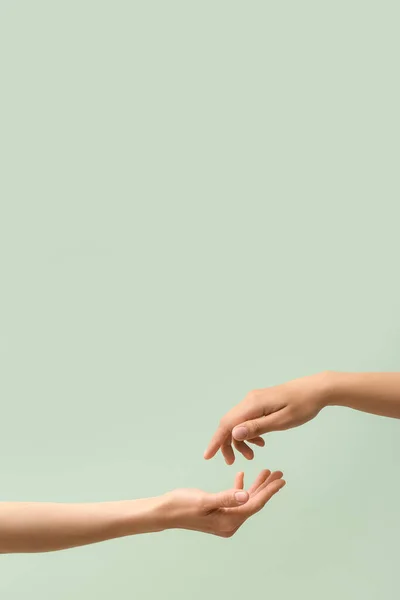 Руки Женщин Цветном Фоне — стоковое фото