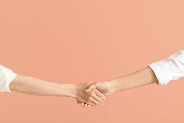 ビジネスの女性は色の背景で握手 — ストック写真