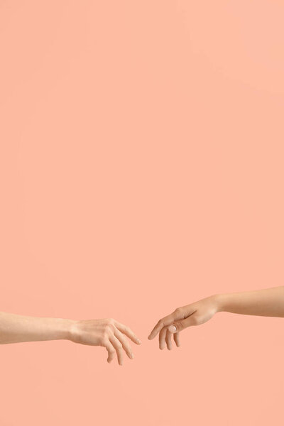 Руки женщин на цветном фоне