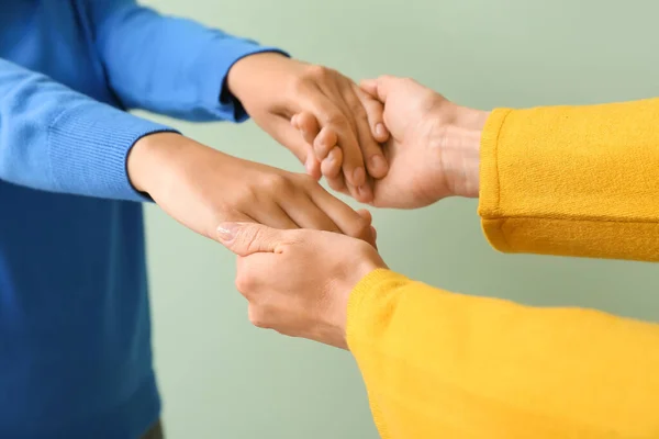 Vrouwen Houden Handen Lichte Achtergrond Close — Stockfoto