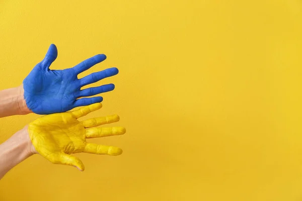 Руки Раскрашенными Ладонями Цвета Украинского Флага Желтом Фоне — стоковое фото