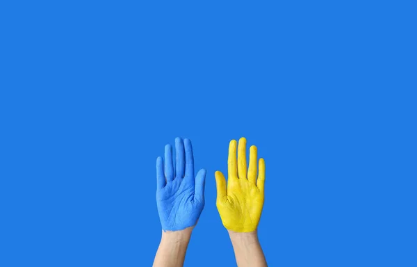 Руки Раскрашенными Ладонями Цвета Украинского Флага Синем Фоне — стоковое фото