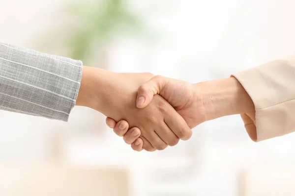 Donne Affari Stringono Mano Durante Riunione Ufficio — Foto Stock