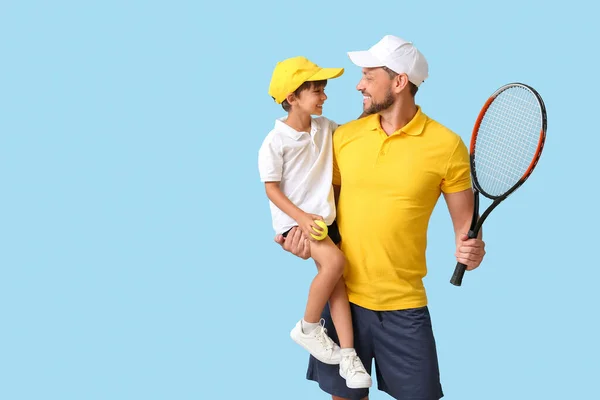 Kleine Jongen Zijn Trainer Met Tennisracket Blauwe Achtergrond — Stockfoto