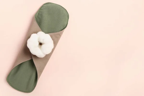 Återanvändbar Menstruation Pad Och Bomull Blomma Rosa Bakgrund — Stockfoto