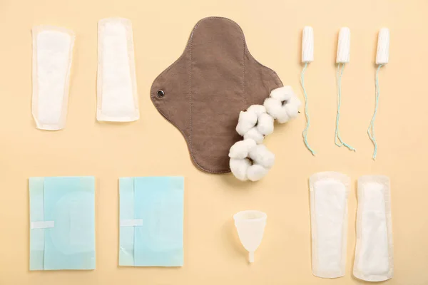 Verschillende Menstruatiepads Beker Tampons Gele Achtergrond — Stockfoto