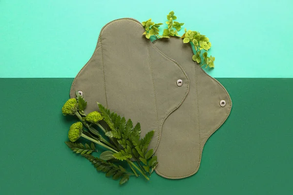 Återanvändbara Menstruationspads Och Blommor Grön Bakgrund — Stockfoto